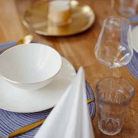 Exklusive Arthur In Zentraler Bestlage Von Zeitz! Vollausgestattet, Fahrstuhl, Magenta-tv, Highspeed Wlan