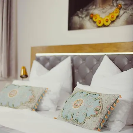 Appartamento Exklusive Arthur In Zentraler Bestlage Von Zeitz! Vollausgestattet, Fahrstuhl, Magenta-tv, Highspeed Wlan