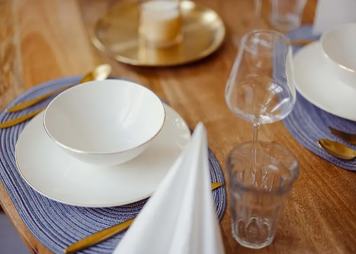 Exklusive Arthur In Zentraler Bestlage Von Zeitz! Vollausgestattet, Fahrstuhl, Magenta-tv, Highspeed Wlan