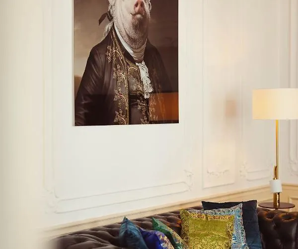 Exklusive Arthur In Zentraler Bestlage Von Zeitz! Vollausgestattet, Fahrstuhl, Magenta-tv, Highspeed Wlan