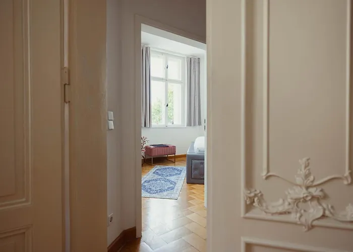 Exklusive Arthur In Zentraler Bestlage Von Zeitz! Vollausgestattet, Fahrstuhl, Magenta-tv, Highspeed Wlan Appartement *